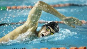 Pessoa praticando natação para fortalecer articulações